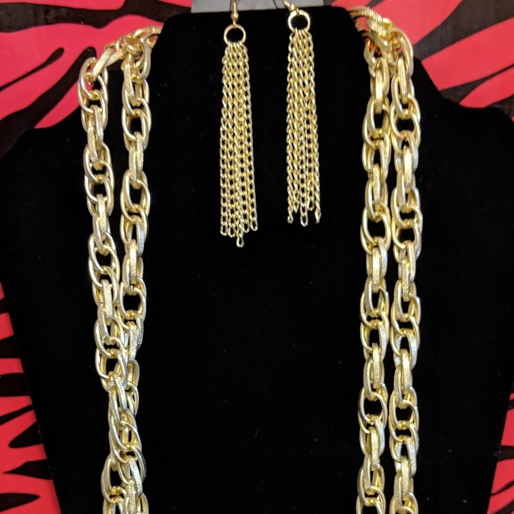 Necklace and earring set